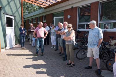 Tour de Beelen - Burkhard Linnemann begrüßt die Teilnehmer der Radtour an der Kläralage.