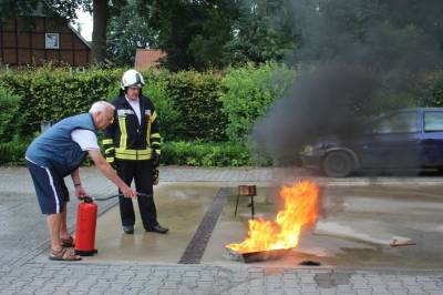 Senioren-Union zu Gast bei der Beelener-Feuerwehr - Der richtige Umgang mit dem Feuerlöscher wurde in der Praxis geübt