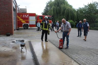 Senioren-Union zu Gast bei der Beelener-Feuerwehr - Der Vorsitzende der Seniorenunion Joachim Fomm beim Löschversuch